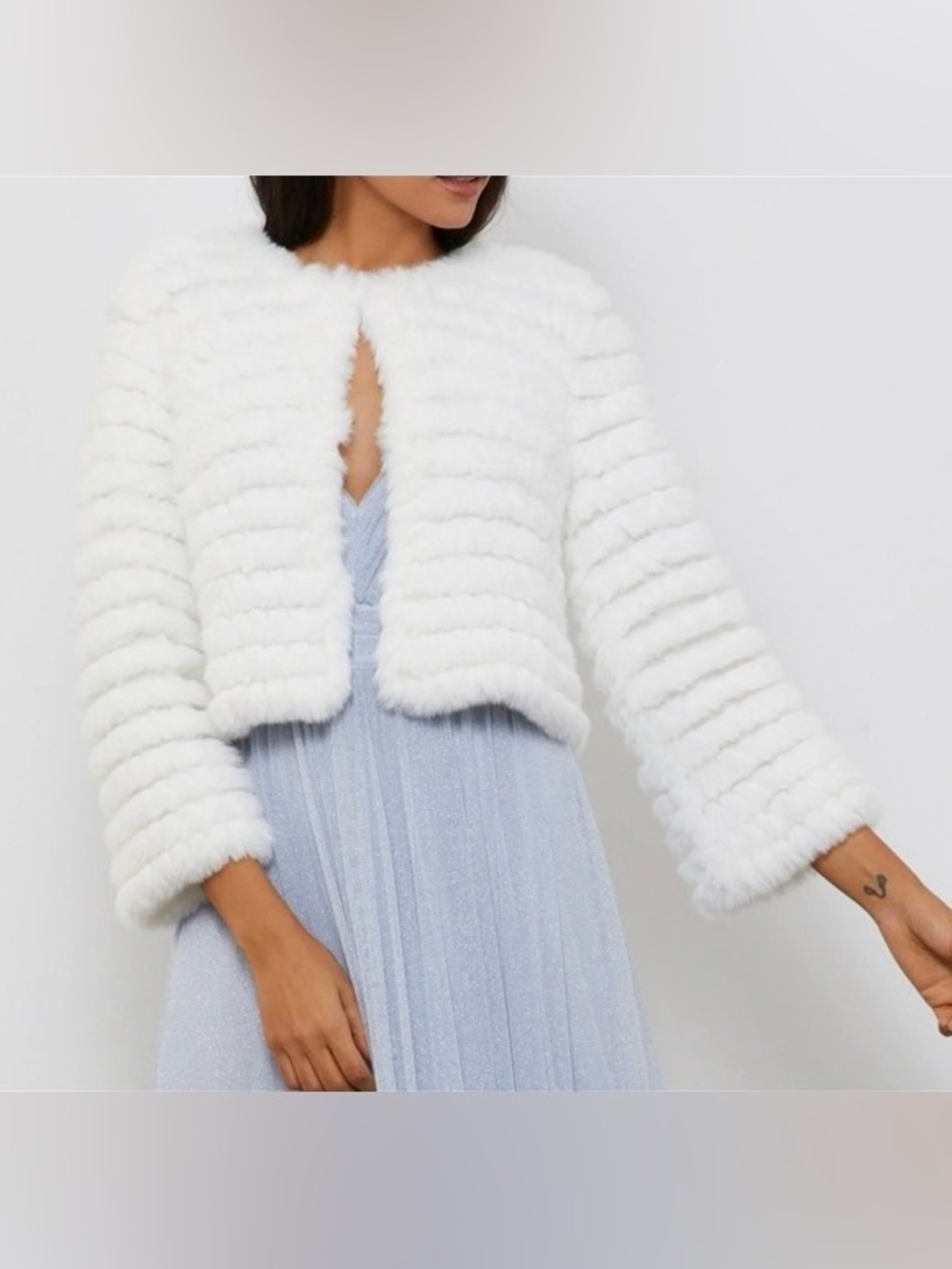 BCBG MAXAZRIA Faux Fur cropped shrug in ivory / cream color
Size XXS